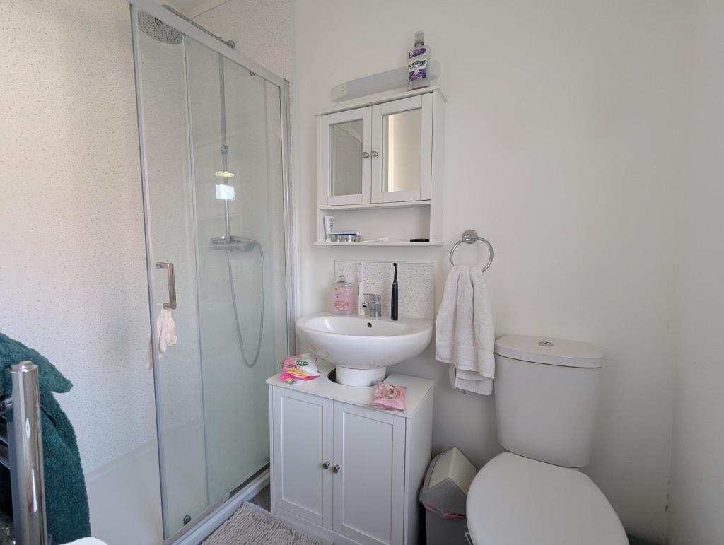 Lot: 37 - FORMER HOTEL PARTIALLY CONVERTED TO AN HMO WITH SCOPE FOR FURTHER CONVERSION - Ensuite facilities for one of the letting rooms